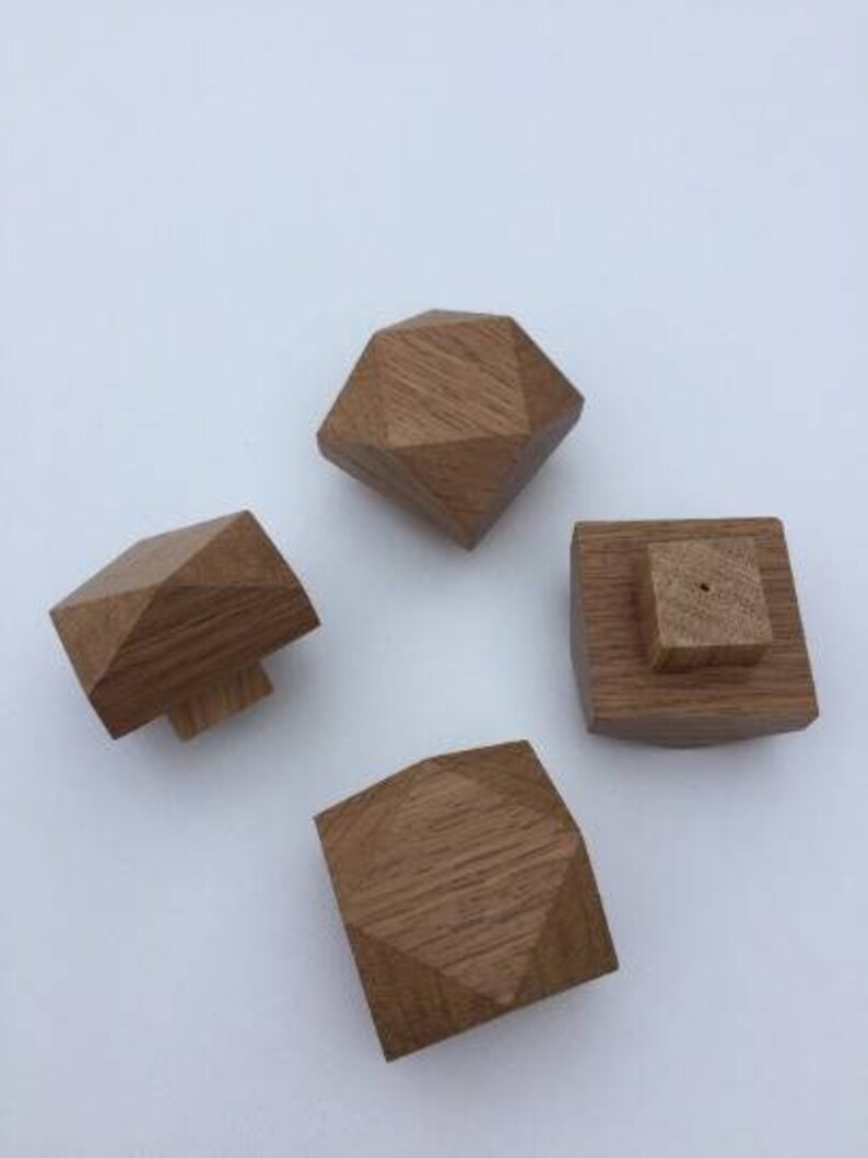 以下が含まれることがあります： ダイヤモンド型の幾何学的な木製引き出しノブ4個。ノブは薄い茶色の木でできており、滑らかな仕上がりです。