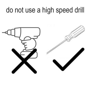以下が含まれることがあります： ドリルの上に赤いバツ印、ドライバーの上に緑色のチェックマークがついた白黒のイラスト。画像の上部に「高速ドリルを使用しないでください」というテキストがあります。