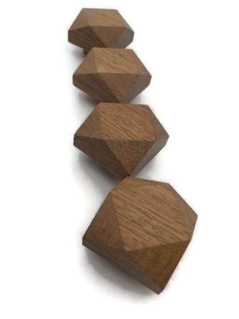 以下が含まれることがあります： ダイヤモンドの形をした薄い茶色の木製のノブが4つ、一列に並んでいます。