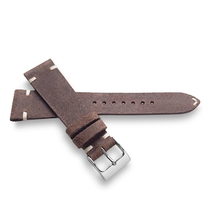 Op de afbeelding: Bruin leren horlogeband met witte stiksels en een zilveren gesp.