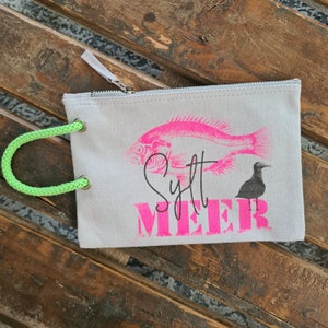 Kosmetiktasche zum Aufhängen maritimer Siebdruck, Strand Fisch Möwe Heiligenhafen, Sylt, hellgrau neon pink  22x16 cm