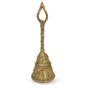 Pu&ograve; includere: Una campana color oro con un manico ad anello. La campana ha una forma conica con intricati dettagli in filo metallico e motivi geometrici. Il manico &egrave; un'asta sottile con un design a spirale e la parte superiore ha un anello a forma di goccia.