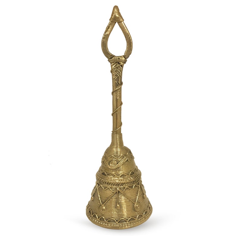 Pu&ograve; includere: Una campana color oro con un manico ad anello. La campana ha una forma conica con intricati dettagli in filo metallico e motivi geometrici. Il manico &egrave; un'asta sottile con un design a spirale e la parte superiore ha un anello a forma di goccia.