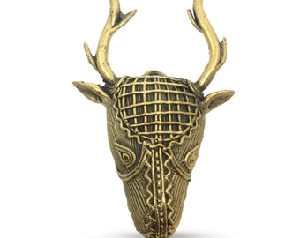 Può includere: Un decoro da parete in metallo dorato a forma di testa di cervo con dettagli intricati e un motivo geometrico sul viso.
