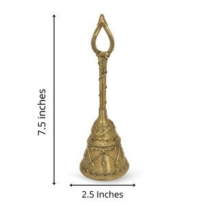 Pu&ograve; includere: Una campana in ottone con manico ad anello, alta 19 cm e larga 6,35 cm. La campana presenta intricati dettagli in filo metallico e una forma conica, adatta a scopi decorativi.
