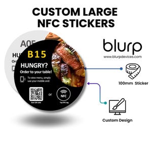 Puede incluir: Una pegatina redonda en blanco y negro con un código QR y un símbolo NFC. La pegatina dice "B15 ¿Hambriento? ¡Pide a tu mesa!" y tiene una imagen de un filete. La pegatina tiene un diámetro de 100 mm y se puede personalizar.