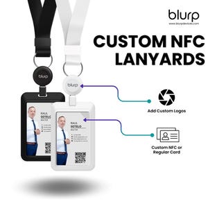 Könnte beinhalten: Zwei benutzerdefinierte NFC-Lanyards mit schwarzen und weißen Bändern. Jedes Lanyard hat ein rundes, weißes Etikett mit dem Wort "blurp" darauf gedruckt. Die Lanyards sind an ID-Kartenhaltern mit einem Foto und dem Text "Raul Sotelo Realtor" befestigt. Das Bild zeigt, wie man die Lanyards mit einem Logo und einer benutzerdefinierten NFC-Karte oder einer normalen Karte anpassen kann.