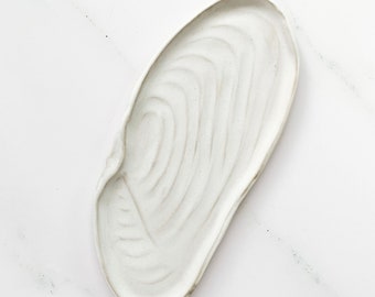 Assiette coquille en grès émaillé blanc mat, céramique faite main, cadeau de mariage, décoration bohème, art de l'océan, plat de service, cadeau de Noël