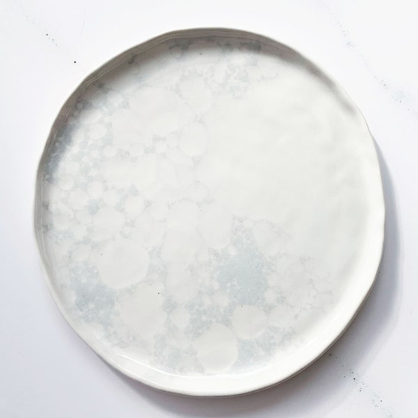 Assiette en grès émaillé bubble blanc brillant et gris clair, cadeau fait main pour elle, cadeau de noël, décoration de table, céramique blanche