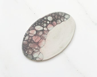 Petite planche en grès émaillé bulle gris rose blanc, présentoir à bijoux, planche de service, mini céramique, décoration bohème, cadeaux uniques pour elle