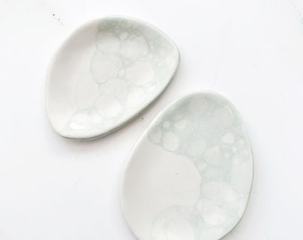 Conjunto de 2 mini platos en gres esmaltado con burbujas de celadón blanco brillante *muestra, decoración del hogar boho, cerámica hecha a mano, plato de anillo, jabonera