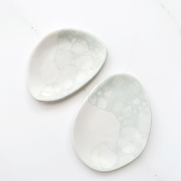 Set of 2 mini dishes in glossy white celadon bubble glazed stoneware *sample, boho home decoration, handmade ceramics, ring dish, soap dish