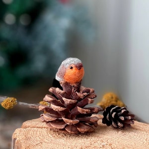 Tiny ROBIN FELTED BIRDS ornament Dollhouse miniatures Needle Felted birds