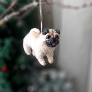 Ornement de Noël carlin feutré à l'aiguille Ornement de chien Miniatures de maison de poupée animaux Animaux miniatures feutrés à l'aiguille Ornement commémoratif de chien en feutre