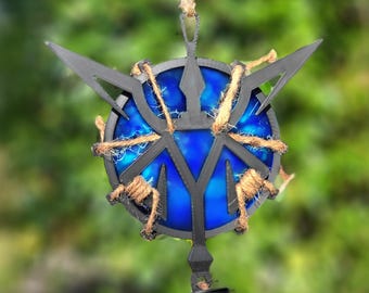 Resident Evil 4 Blaues Medaillon - RE4 Remake - Fensteraufhängung - 1:1 Nachbau - Klares Blaues Medaillon, Las Plagas Emblem