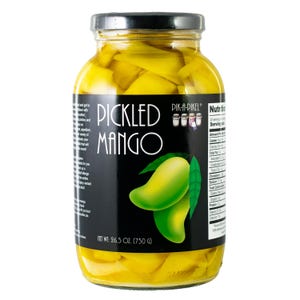 Peut inclure: Un bocal en verre rempli de tranches de mangue marinées. L'étiquette noire porte l'inscription "PICKLED MANGO" et un dessin de mangues vertes. Le poids net est de 750 g.