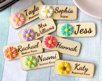 Personalisiertes 3D-Chrysantheme-Holznamenschild mit magnetischer Rückseite oder Pin-Rückseite, Blumen-Krankenschwester-Lehrer-Doktor-Namensschild