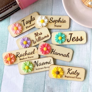 Personalisiertes Blumen-Namensschild - 3D-Gänseblümchen oder Chrysantheme aus Holz, Magnetisch oder Anstecknadel für Krankenschwestern, Lehrer, Ärzte