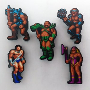 Puede incluir: Cinco figuras de guerreros de estilo pixel art, cada una con un arma y un esquema de color diferente. Las figuras son de plástico y tienen un acabado brillante.