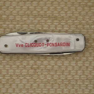 Vintage Veuve Clicquot Ponsardin Champagne Advertising Champagne/Win Bottle Foil Cutter, Nail File des années 1960.