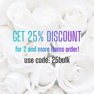 Puede incluir: Rosas blancas con un texto superpuesto que dice "GET 25% DISCOUNT for 2 and more items order! use code: 25bulk"