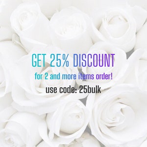 Pu&ograve; includere: Rose bianche con un testo sovrapposto che dice "GET 25% DISCOUNT for 2 and more items order! use code: 25bulk"