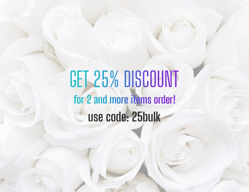 Pu&ograve; includere: Rose bianche con un testo sovrapposto che dice "GET 25% DISCOUNT for 2 and more items order! use code: 25bulk"