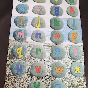 Sinal à prova de intempéries ao ar livre - Letras do alfabeto - Feito de metal - babá-creche-escola-à prova d'água - seixos