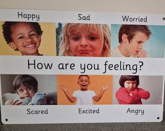 Op de afbeelding: Een wit bord met de vraag "Hoe voel je je?" en zes foto's van kinderen die verschillende emoties uitdrukken: blij, verdrietig, bezorgd, bang, opgewonden en boos.
