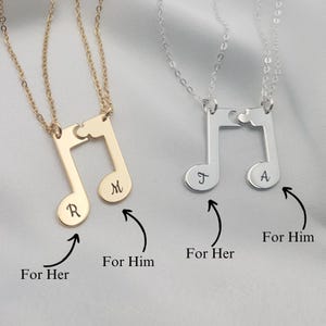 Conjunto de collares con notas musicales e iniciales, collares a juego grabados, iniciales grabadas para parejas, regalo de San Valentín para parejas, collar para él y para ella.