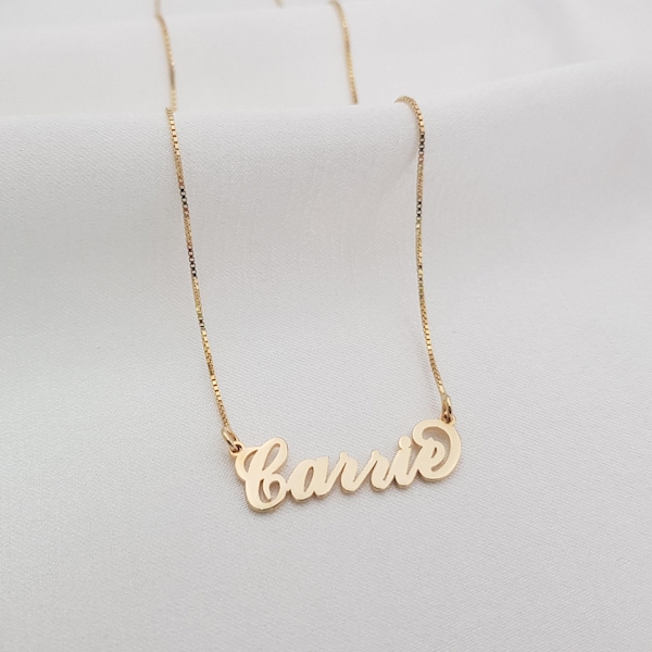 Collar con nombre Carrie Font, placa personalizada estilo Carrie, personaliza tu nombre con oro macizo de 14 quilates o chapado en oro, nombre en cursiva