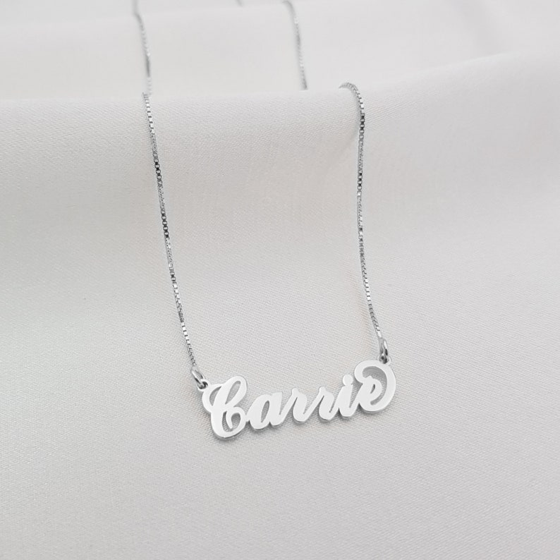 Carrie Font Name Necklace Personalized Carrie Style Nameplate Customized Name Jewelry 18K Gold Plated Cursive Carrie Name Necklace zdjęcie 2