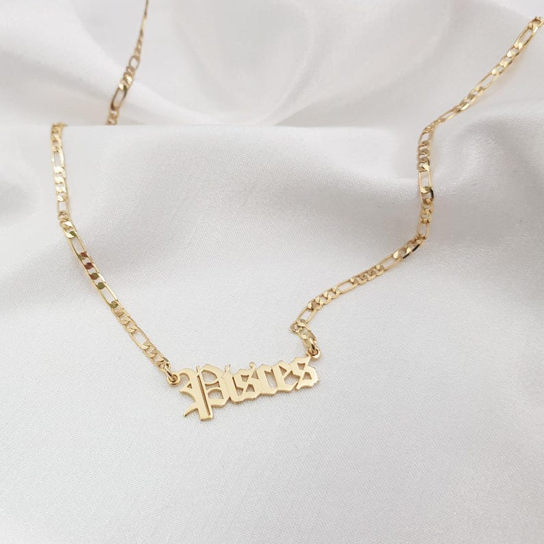 Collar con la inscripción de Piscis • Joyería zodiacal con cadena Figaro imagen 1