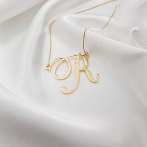 Collier lettre initiale • Collier monogramme grosse lettre personnalisé • Pendentif lettre majuscule écriture cursive • Cadeau personnel pour elle