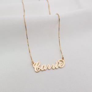 Colar com o nome da fonte Carrie • Placa de identificação personalizada estilo Carrie • Joias com nome personalizado • Colar com nome Carrie cursivo banhado a ouro 18K