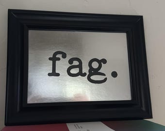 Gerahmte „Schwuchtel“. Schreibmaschinen-Stil Kunst – auffälliges & verspieltes LGBTQ+ Dekor
