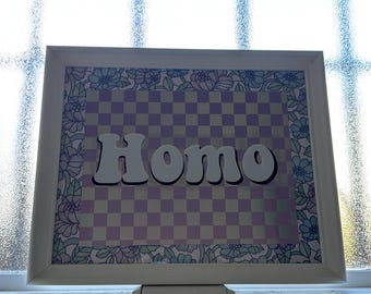 "Gerahmte ""Homo"" Pastell Karierte Kunst - Verspieltes LGBTQ+ Dekor."