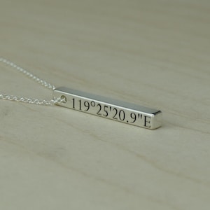 Collar coordinado de plata grabado personalizado / Colgante de barra vertical 3D coordinado personalizado