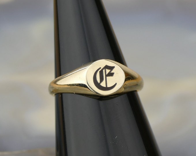 Women's Gold Signet Ring / Engraved Signet Pinky Ring / Personalised Signet Ring / Custom Initial Ring