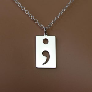 Hoge kwaliteit sterlingzilveren sierlijke halsketting met halve dubbele punt • Pride-cadeau • Eenvoudig goud; Bordhanger