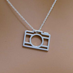 Högkvalitativt elegant kamerahalsband i sterlingsilver • Gåva • Enkelt kamerahänge i guld