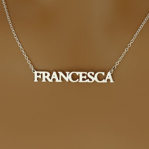 Colar personalizado com nome de letra de bloco – Jóias personalizadas de prata esterlina por Apsley e Heron