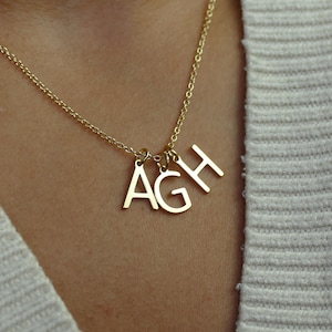 Wysokiej jakości delikatny naszyjnik z wieloma inicjałami ze srebra próby 925 • Spersonalizowany prezent • Złoty wisiorek z literą