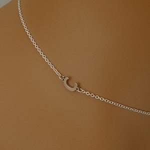 Colar delicado com inicial lateral de alta qualidade • Presente personalizado • Corrente com letras laterais personalizadas em prata esterlina