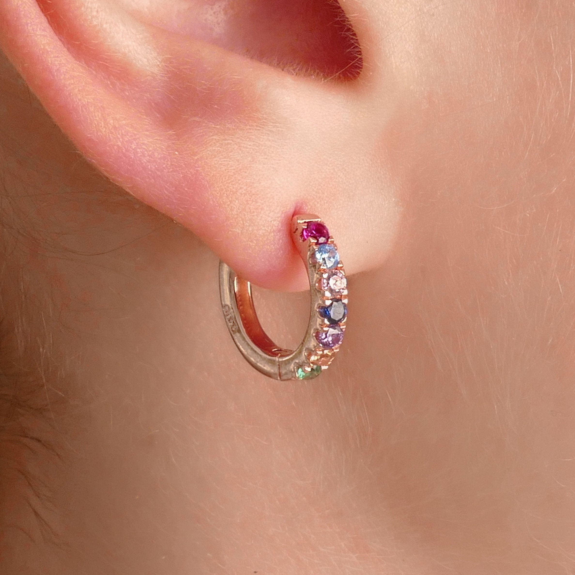 Orecchini A Cerchio Huggie Colorati In Argento 925 Con Zirconi Multicolori, Effetto Vintage Arcobaleno