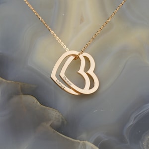 Personalisierte Zwei Herzen Namenshalskette / Gold 2 Herz gravierte Halskette / Doppelherz-Namens-Halskette / Kundenspezifischer Schmuck