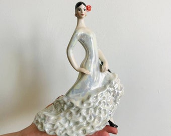 Figura vintage de porcelana de una bailarina de flamenco, estatua iridiscente de estilo español, artículo de decoración coleccionable de la década de 1950.