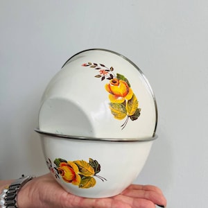 Vintage Enamel Bowl with Lid – Floral Metal Kitchenware – USSR 1970s Rustic Folk Decor