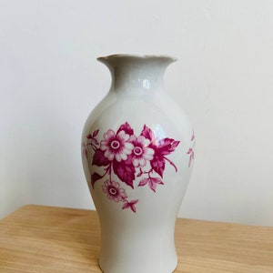 Vintage Porcelain Vase with Pink Floral Motif – Classic Handheld Flower Vase, Retro Home Decor