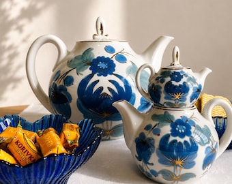 Zestaw 3 zabytkowych porcelanowych czajników, kobaltowo-złoty, zestaw do herbaty z Horodnicy w ZSRR, kolekcjonerska dekoracja kuchni
